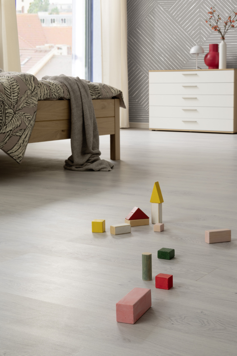 Schlafzimmer mit Korkboden und Spielzeug SCHÖNER WOHNEN-Korkboden