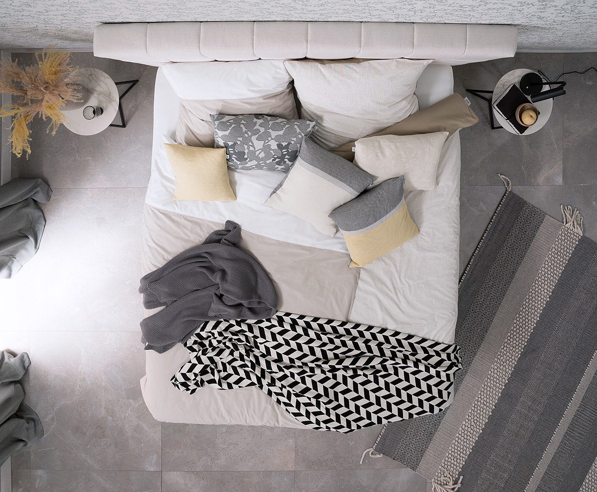 Gemütliches Bett mit Kissen und Decken SCHÖNER WOHNEN-Betten