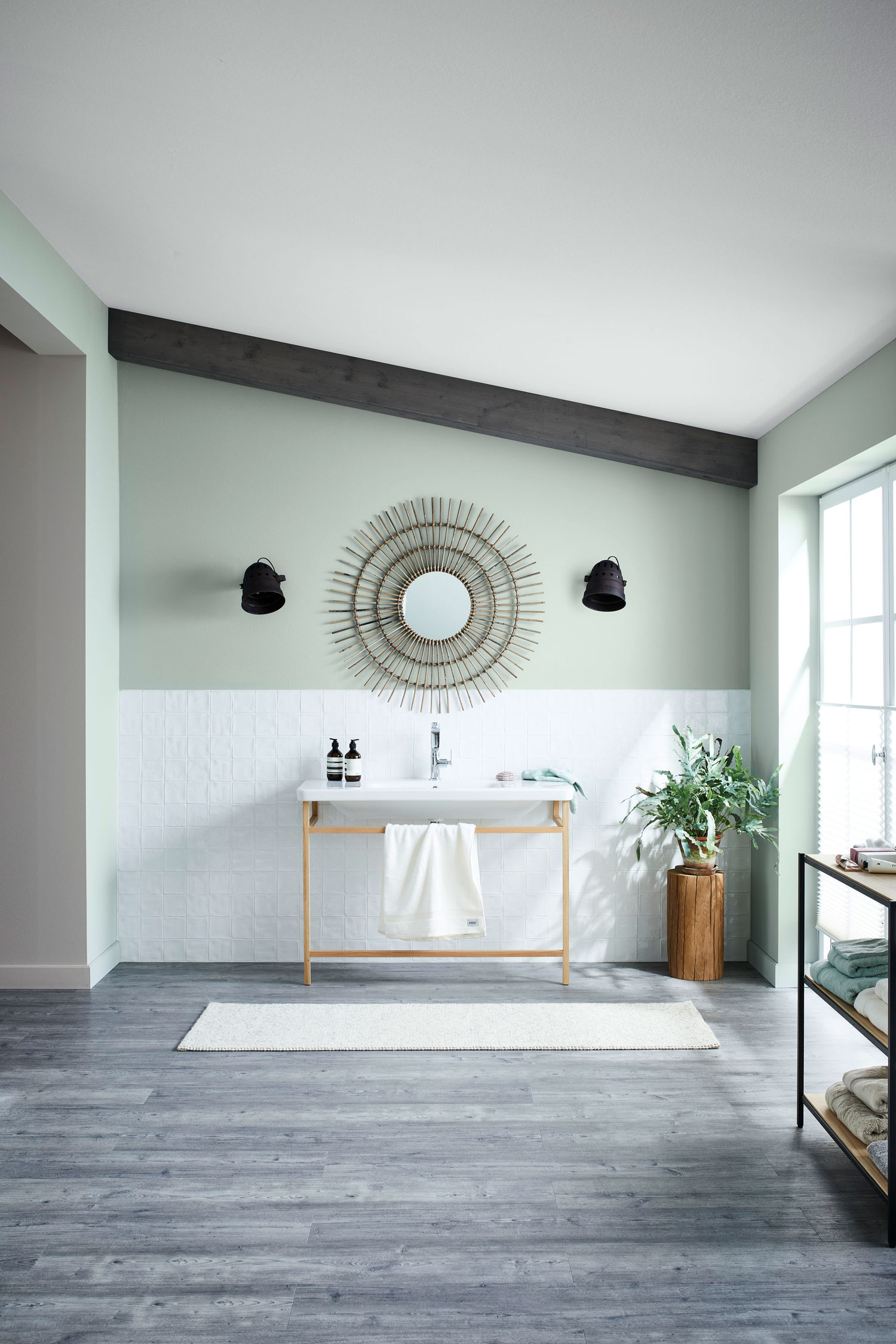 Badezimmer mit hellgrauem Designboden SCHÖNER WOHNEN-Designboden