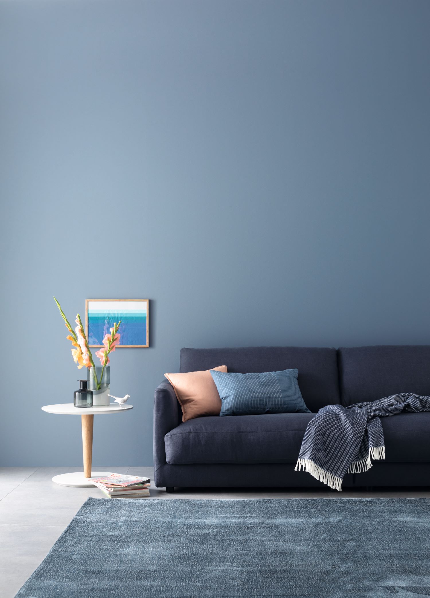 Horizontblaue Wandfarbe im Wohnzimmer mit Sofa SCHÖNER WOHNEN-Wohnzimmer