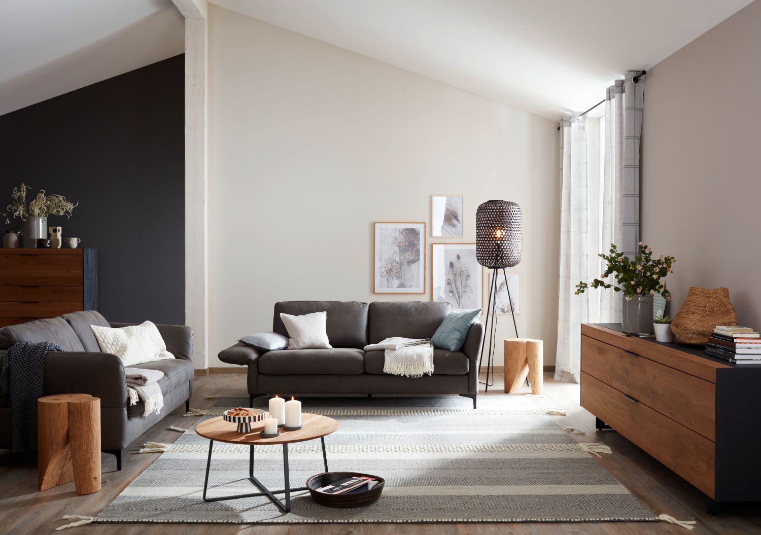 Wohnzimmer mit dunkelgrauen Sofas SCHÖNER WOHNEN-Sofas
