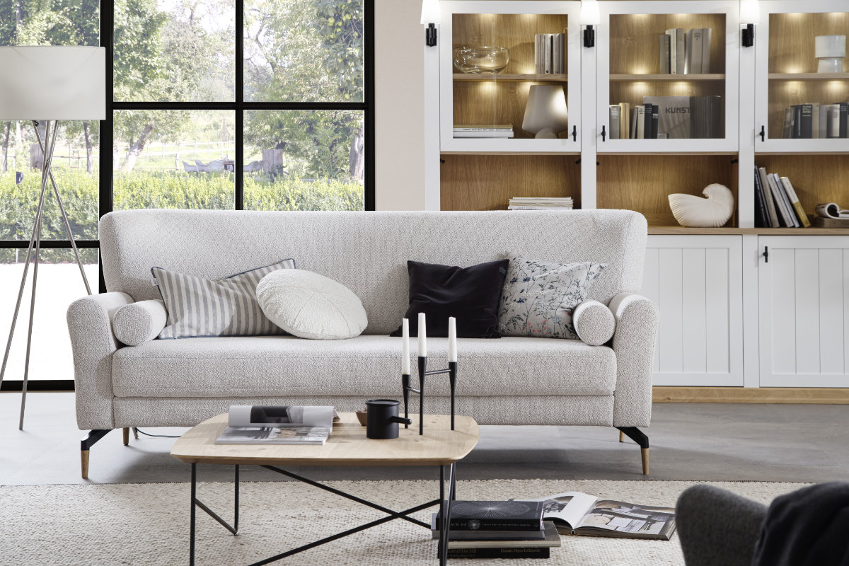 Couch grau und Schrank weiß SCHÖNER-WOHNEN-Landhausstil