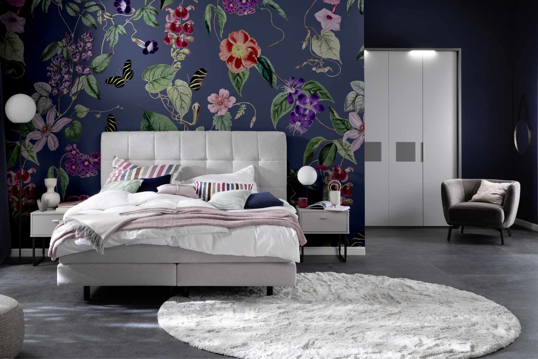 Schlafzimmer mit floraler Tapete und rundem Teppich Heaven SCHÖNER WOHNEN-Teppiche