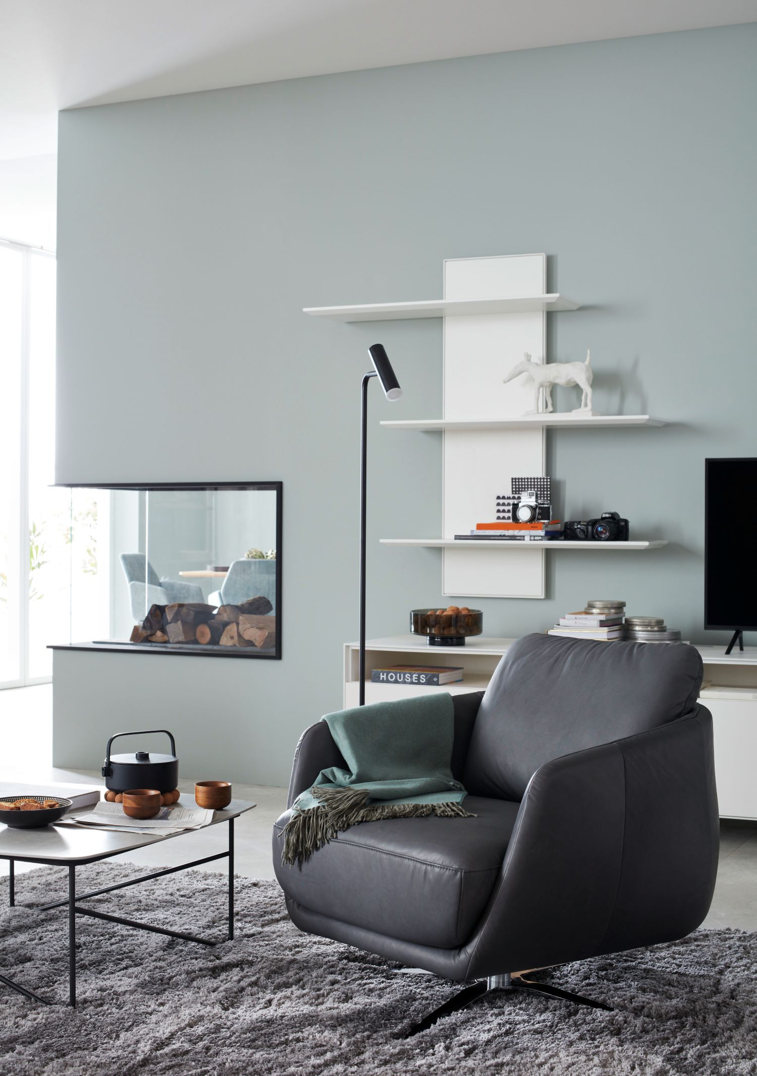 Wohnzimmer mit anthrazitfarbenem Sessel und Couchtisch SCHÖNER WOHNEN-Sessel