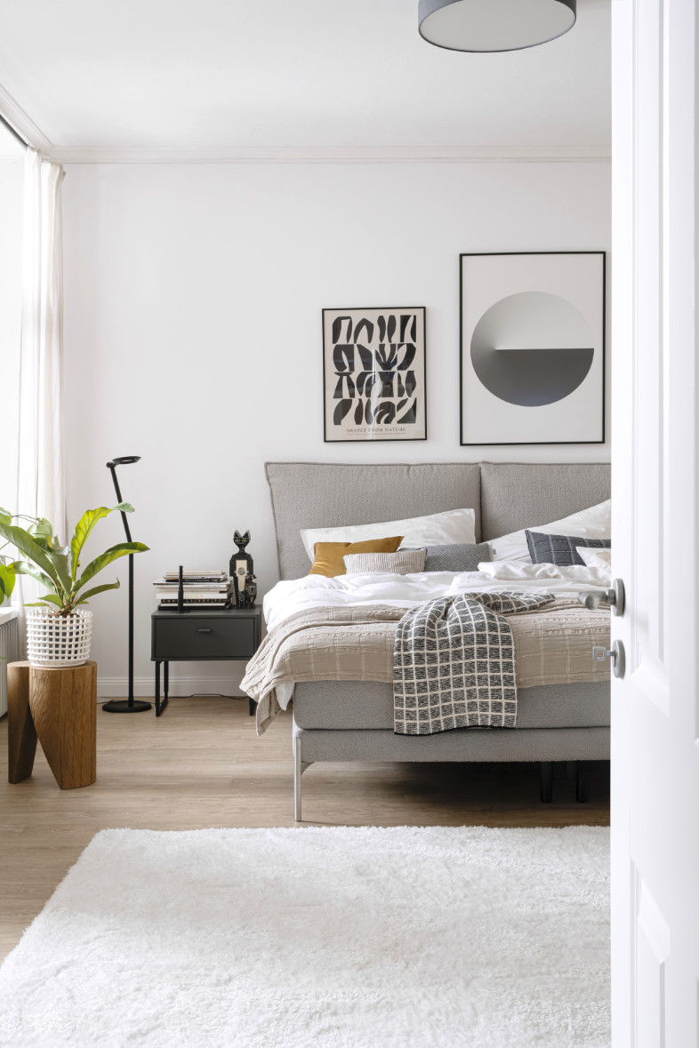 Schlafzimmer mit flauschigem Teppich SCHÖNER WOHNEN-Bettwäsche