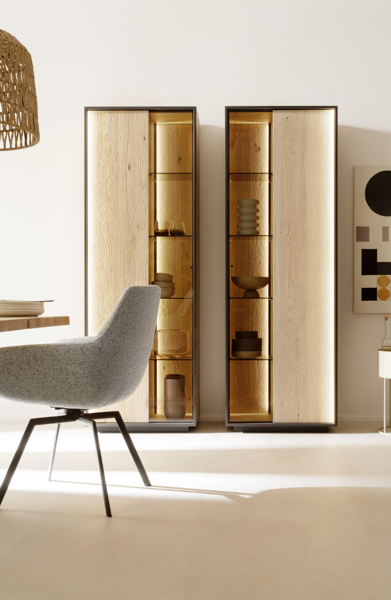 Schrank aus Holz und Stuhl in grau SCHÖNER_WOHNEN_Kollektion_ Möbelprogramm_YOLA