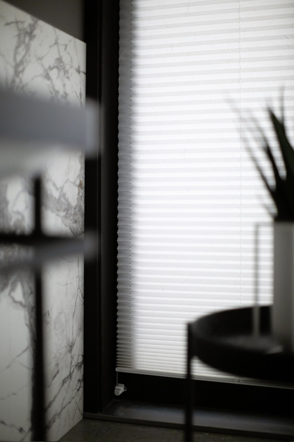 Weißes Plissee am Fenster SCHOENER-WOHNEN-Badezimmer