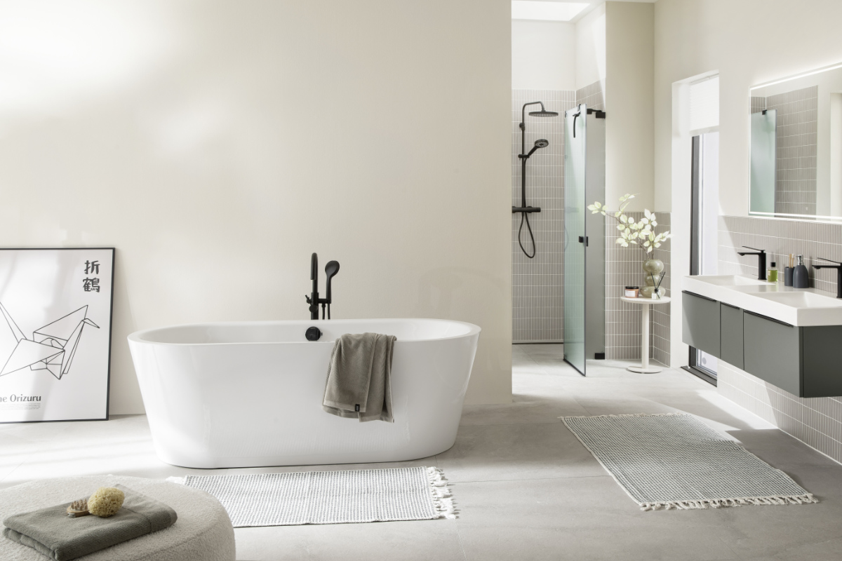 Helles Badezimmer mit freistehender Badewanne und Nischendusche SCHÖNER WOHNEN Kollektion Dusch & Badewannen