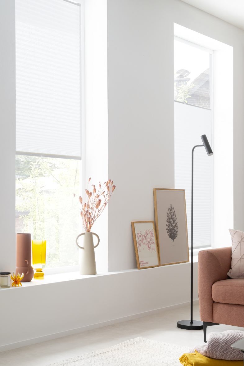 Helles Wohnzimmer mit weißen Plissees SCHÖNER WOHNEN-Sichtschutz