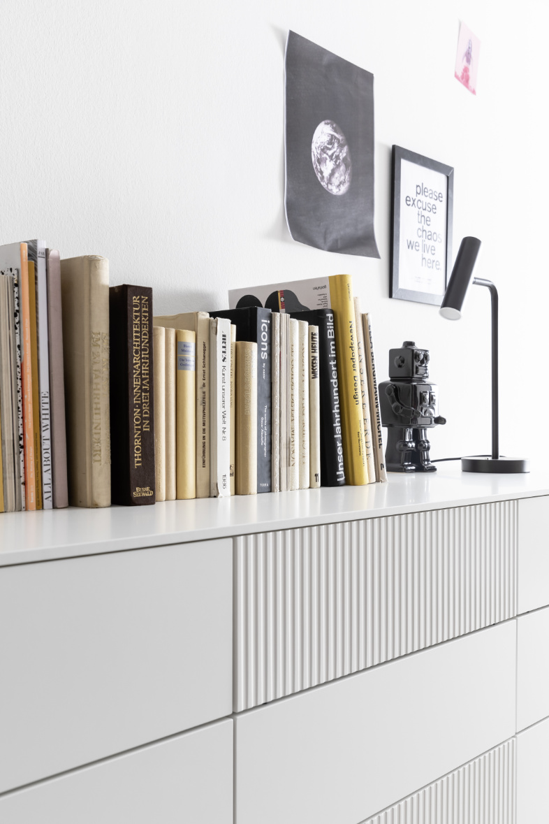 Schrank und Lampe SCHÖNER-WOHNEN-Möbel
