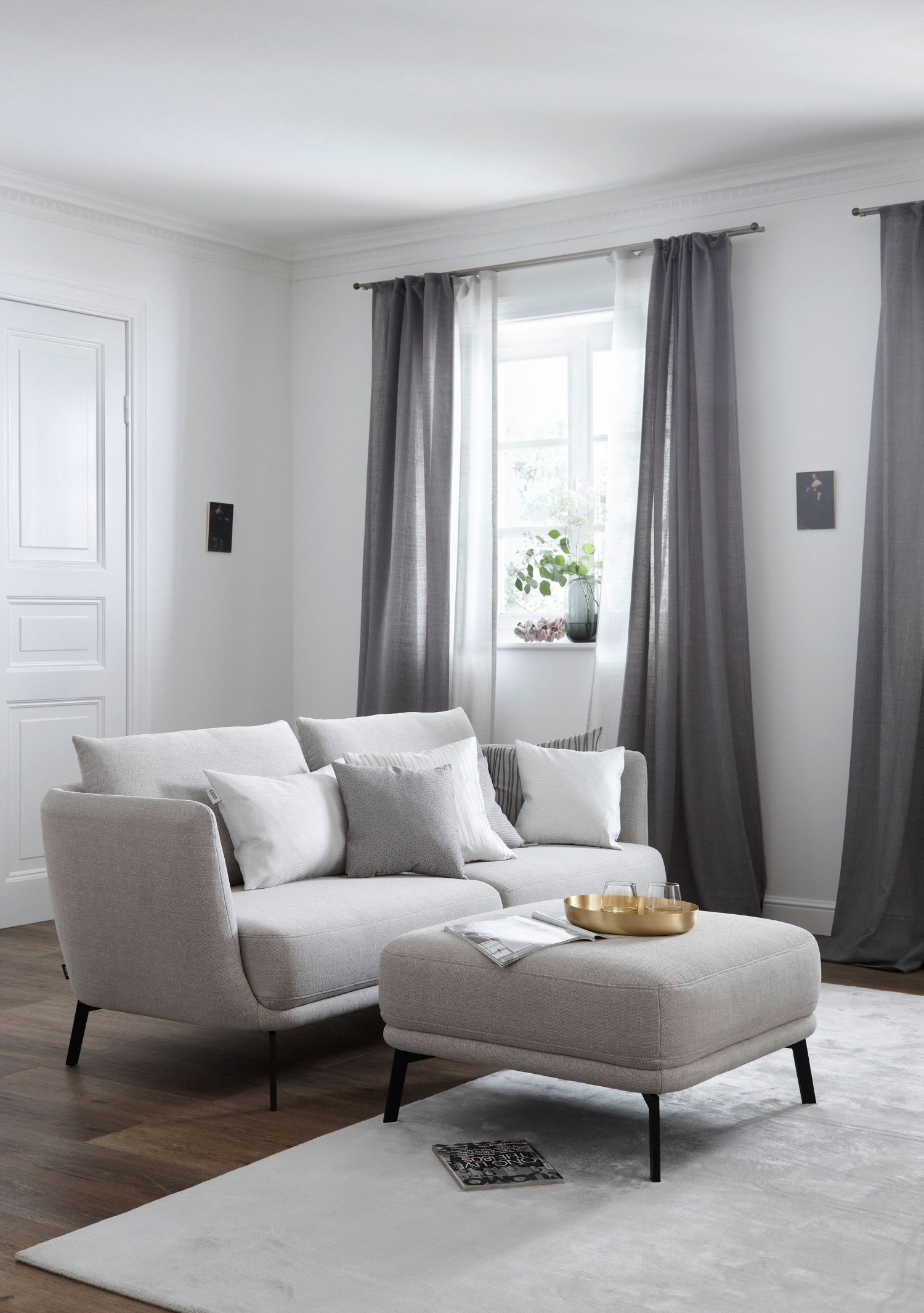 Helles Wohnzimmer mit hellgrauem Sofa SCHÖNER WOHNEN-Wohnzimmer