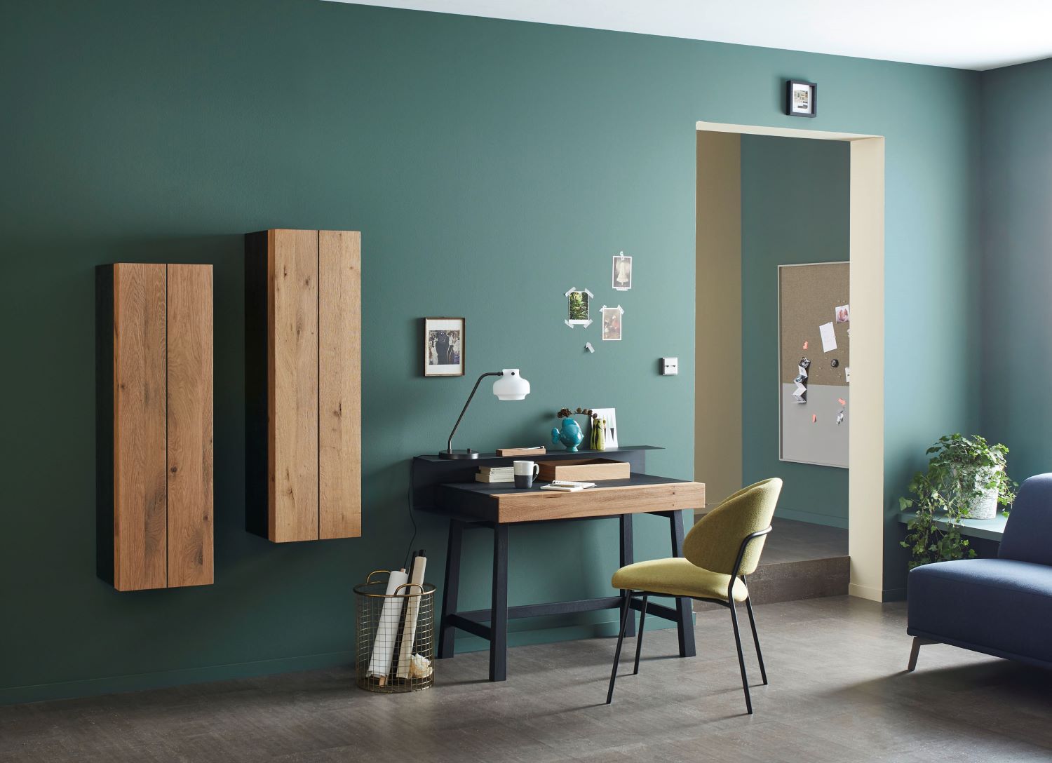 Grünes Wohnzimmer mit Hängeregal aus Holz SCHÖNER WOHNEN-Stauraummöbel