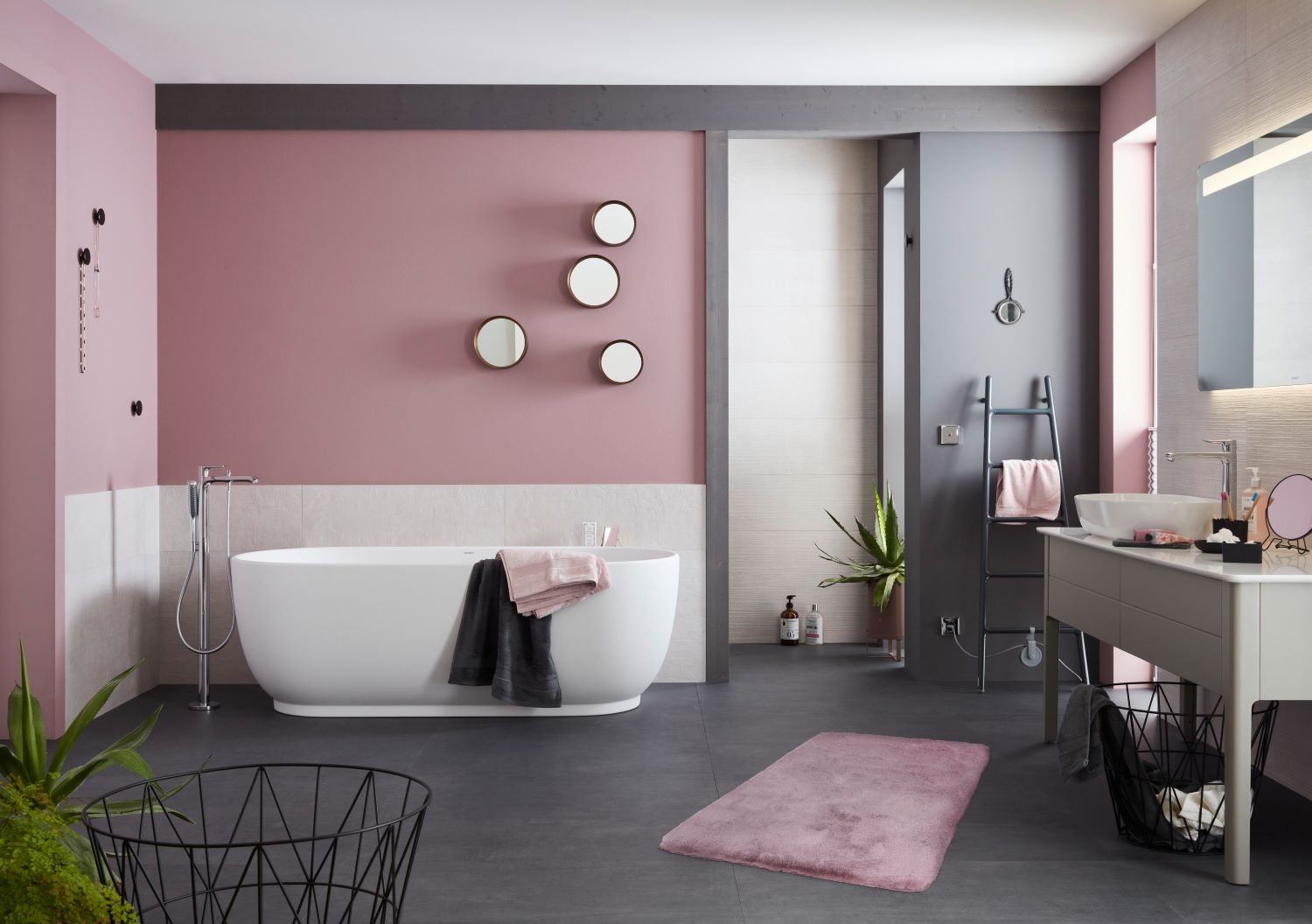 Badezimmer mit rosa Badteppich SCHÖNER WOHNEN-Badezimmer