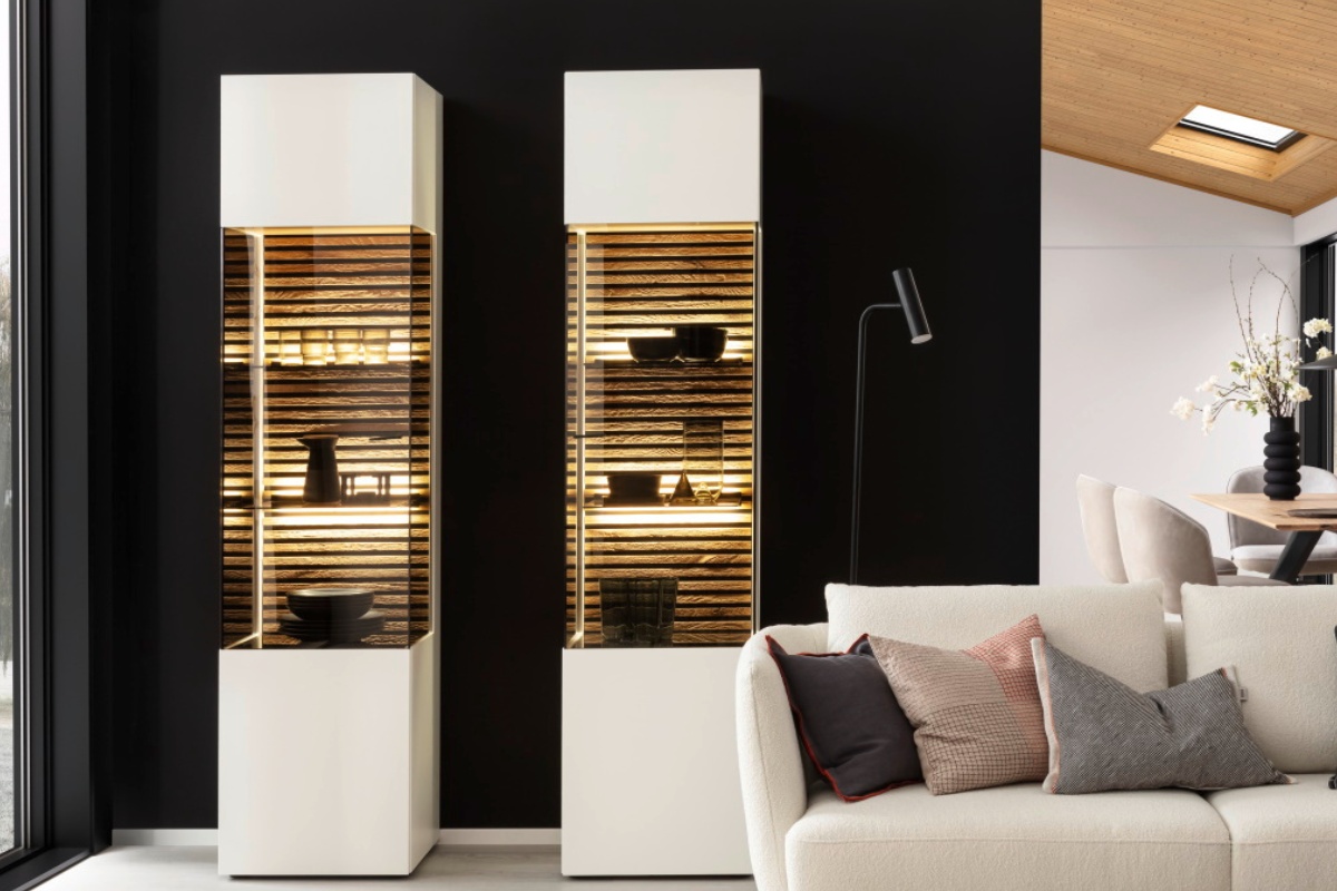Wohnzimmer mit moderner Vitrine mit Beleuchtung SCHÖNER WOHNEN-Stauraummöbel