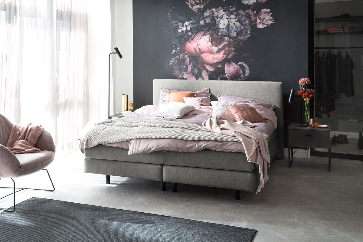 Helles Zimmer mit Boxspringbett in grau SCHÖNER WOHNEN-Boxspringbett