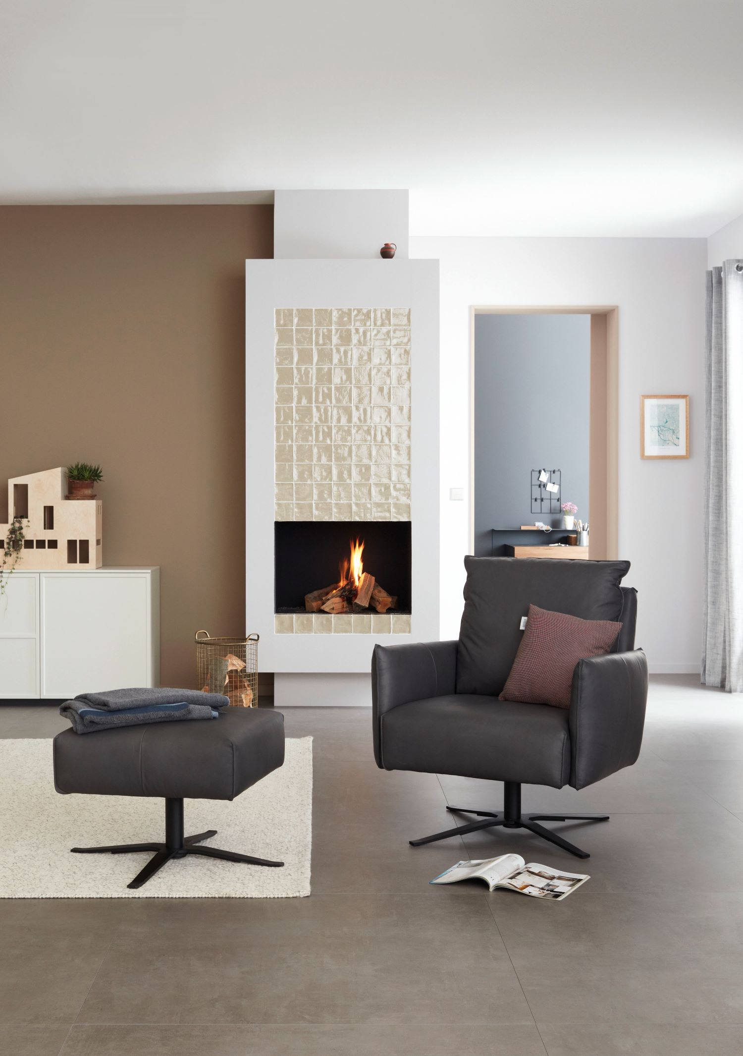 Wohnzimmer mit grauem Sessel SCHÖNER WOHNEN-Sessel