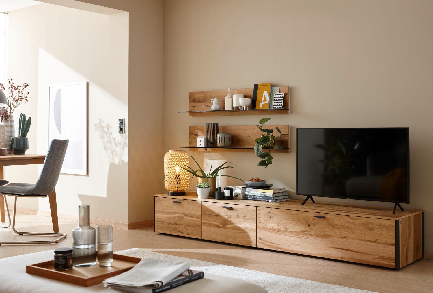 Wohnzimmer mit Lowbard und Wandboard aus Holz SCHÖNER WOHNEN-Stauraummöbel