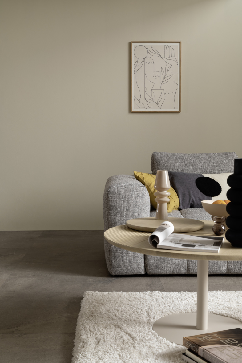 Beige Wandfarbe im Wohnzimmer mit Sofa ELEMENTS in grau SCHÖNER WOHNEN-Wandfarben Wirkung
