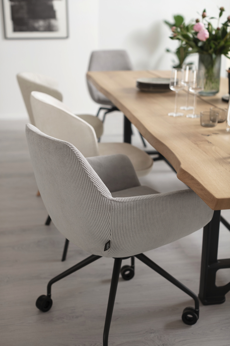 Große Tafel im Esszimmer SCHÖNER WOHNEN-Möbel