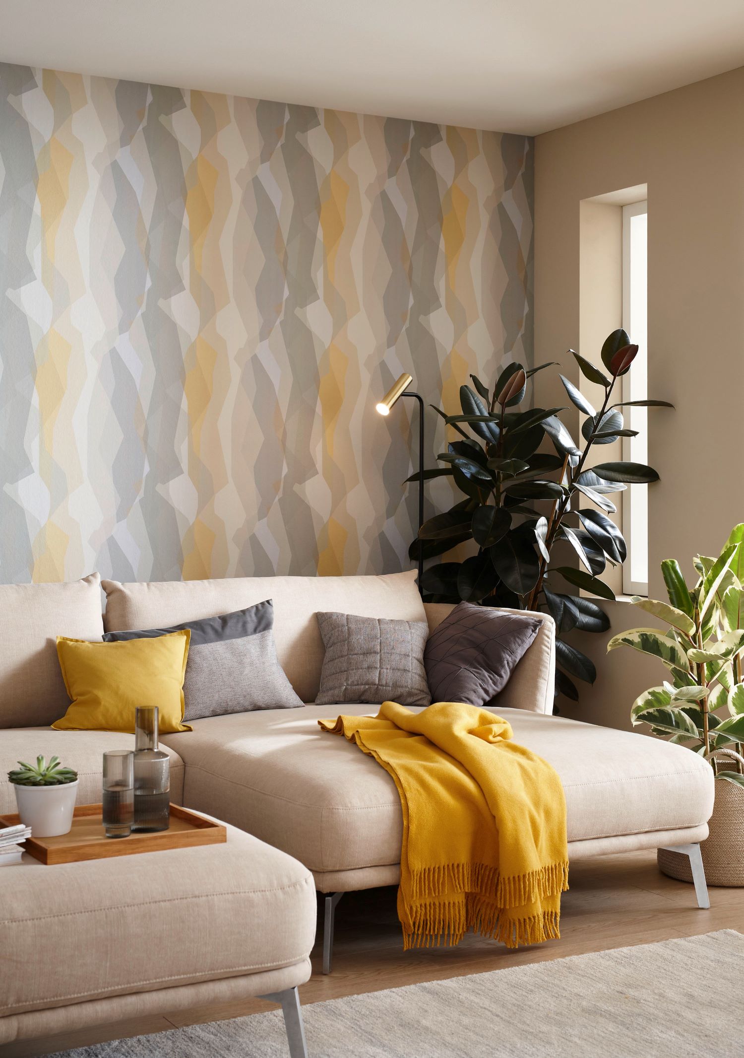 Wohnzimmer mit gemusterter Tapete und Sofa SCHÖNER WOHNEN-Tapeten
