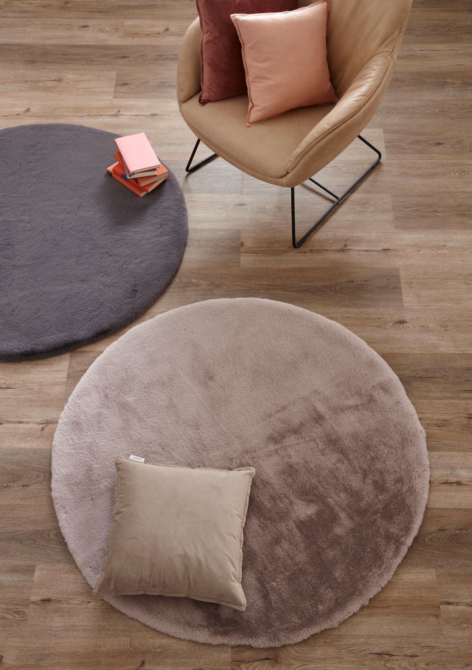 Wohnzimmer mit rundem Teppich SCHÖNER WOHNEN-Teppiche
