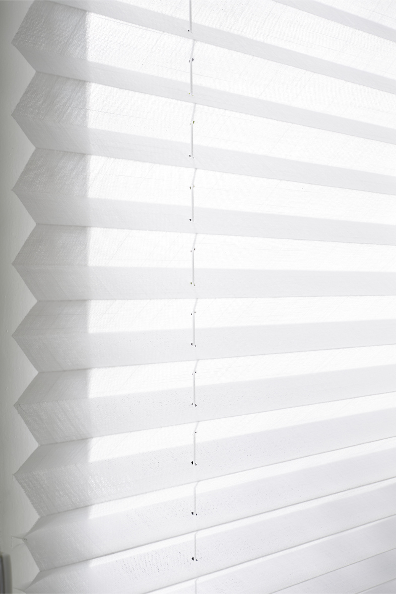 Weißes Plissee im Detail SCHÖNER WOHNEN-Kollektion Beitrag Sonnenschutz