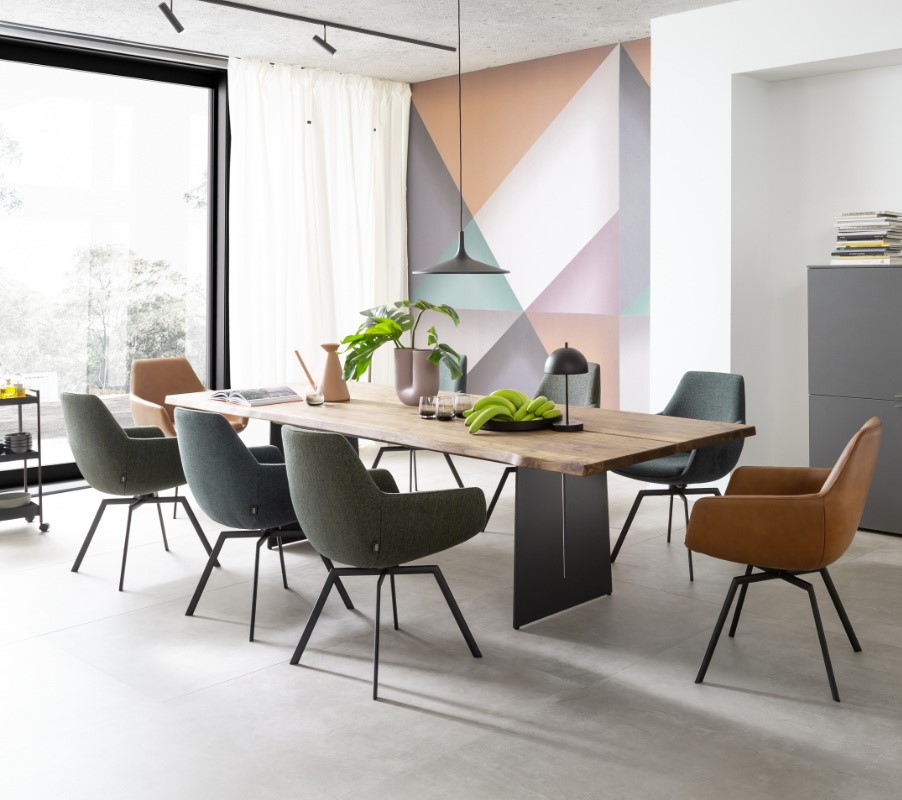Esstisch mit Keramikplatte in hellblauem Zimmer SCHÖNER WOHNEN-Esstische