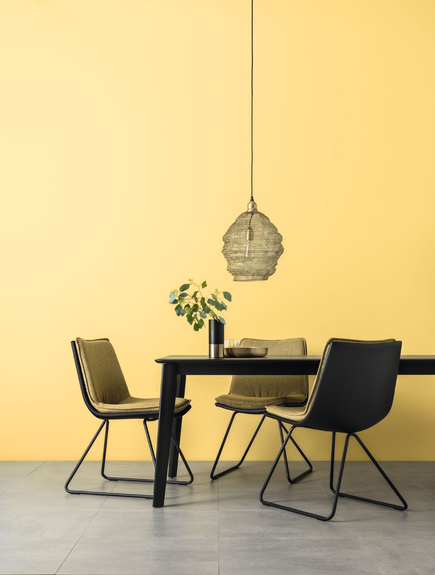 Helles Zimmer in goldgelber Designfarbe SCHÖNER WOHNEN-Designfarbe
