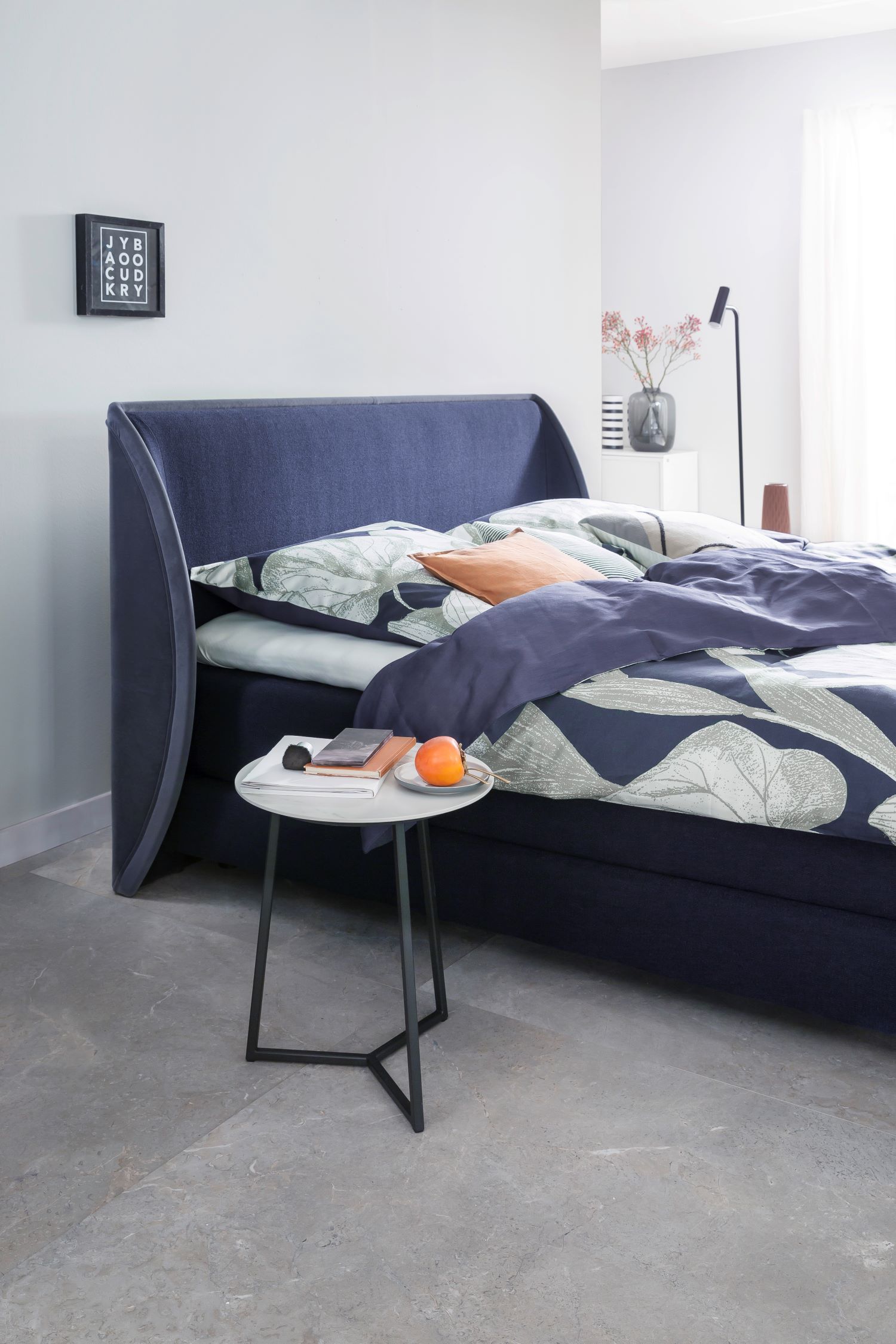 Schlafzimmer mit Boxspringbett und Beistelltisch SCHÖNER WOHNEN-Boxspringbett