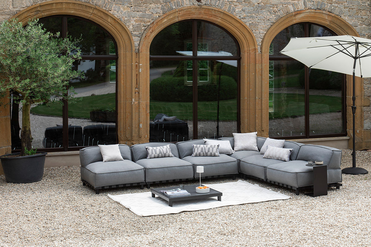 Lounge VLIELAND auf Terrasse mit passendem Tisch und Outdoor-Teppich SCHÖNER WOHNEN-Outdoor