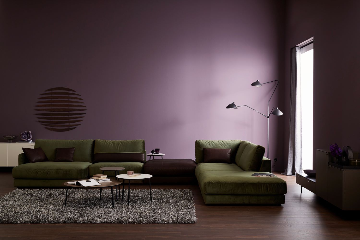 Violettes Wohnzimmer mit Velvet-Ecksofa SCHÖNER WOHNEN-Sofas