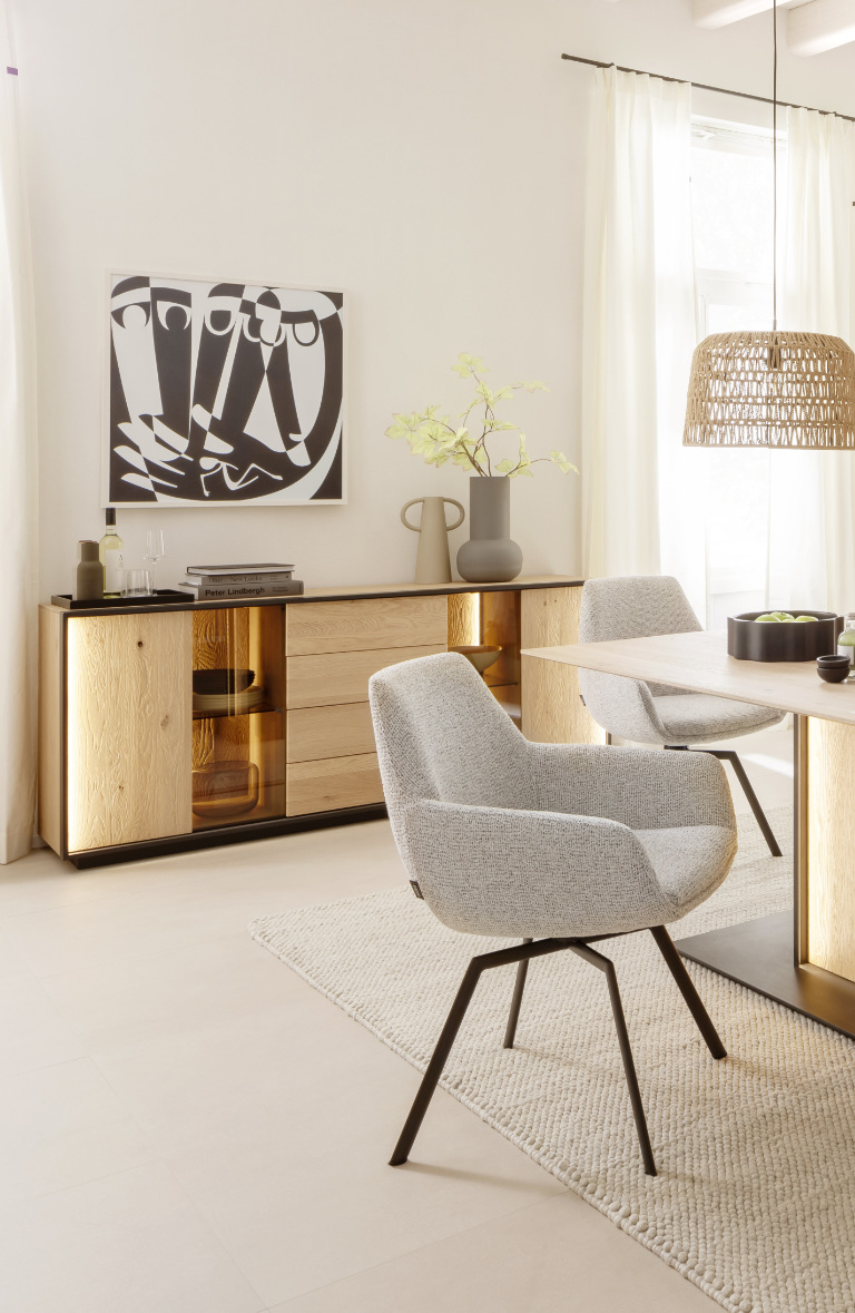 SIdeboard aus Holz und grauer Stuhl SCHÖNER_WOHNEN_Kollektion_ Möbelprogramm_YOLA