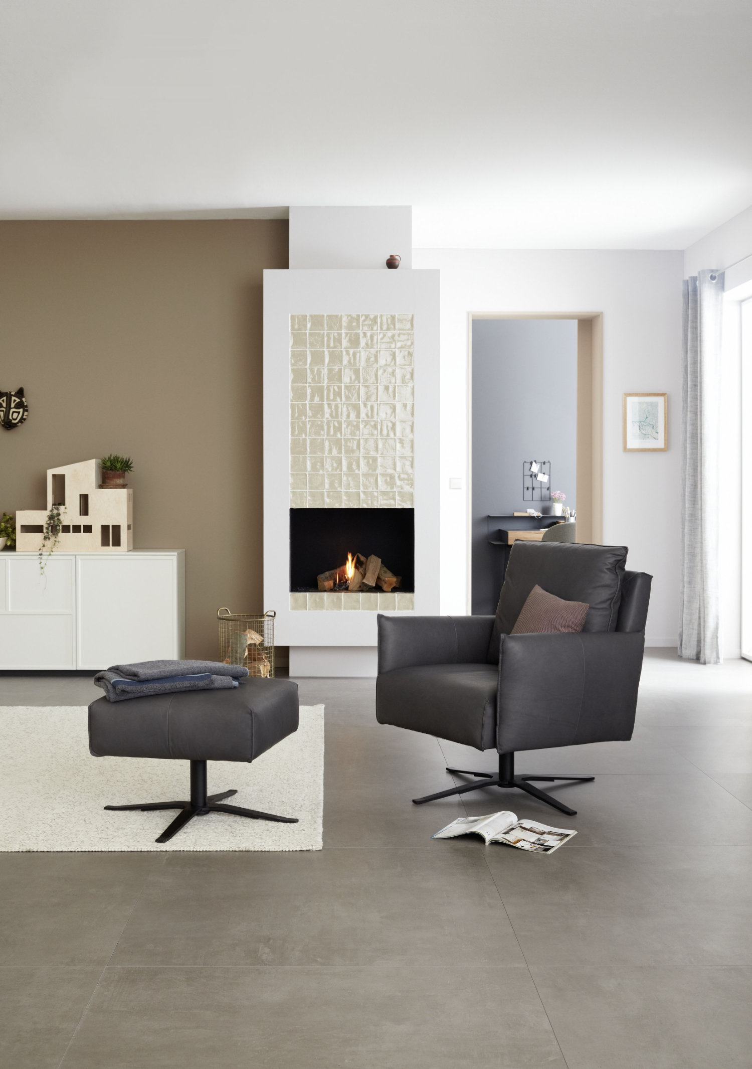 Wohnzimmer mit urbaner Bodenfliese SCHÖNER WOHNEN-Bodenfliesen