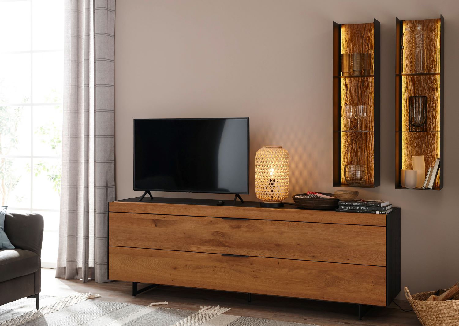 Wohnzimmer mit Sideboard aus Holz SCHÖNER WOHNEN-Sideboard