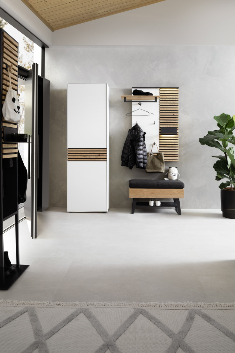 heller Flur mit Schrank und Garderobe SCHÖNER WOHNEN Flur