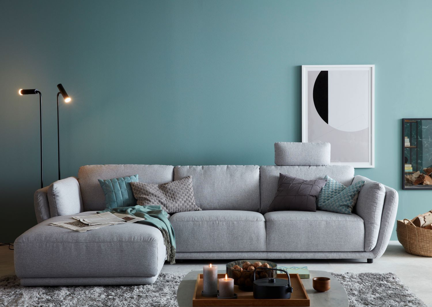 Wohnzimmer mit Ecksofa und Stehleuchte+ SCHÖNER WOHNEN-Wohnzimmer