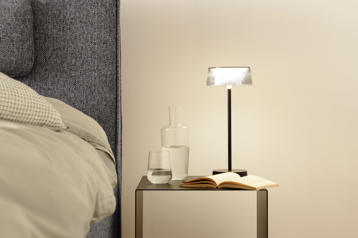 Nachttisch mit Tischleuchte SCHÖNER WOHNEN-Leuchten