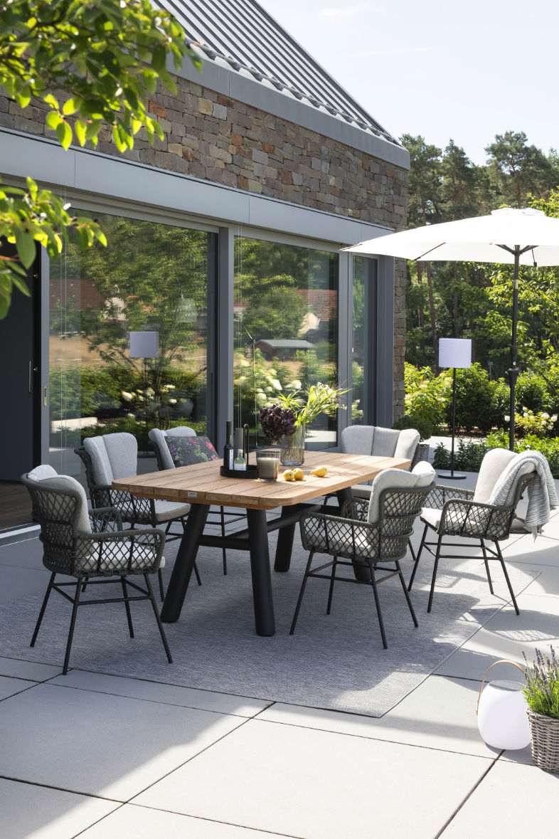 Tischgruppe auf der Terrasse SCHÖNER WOHNEN-Outdoor