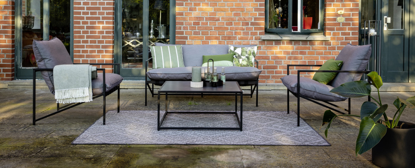 Terrasse mit Outdoor-Linge und Teppich SCHOENER-WOHNEN-Outdoor-Textilien