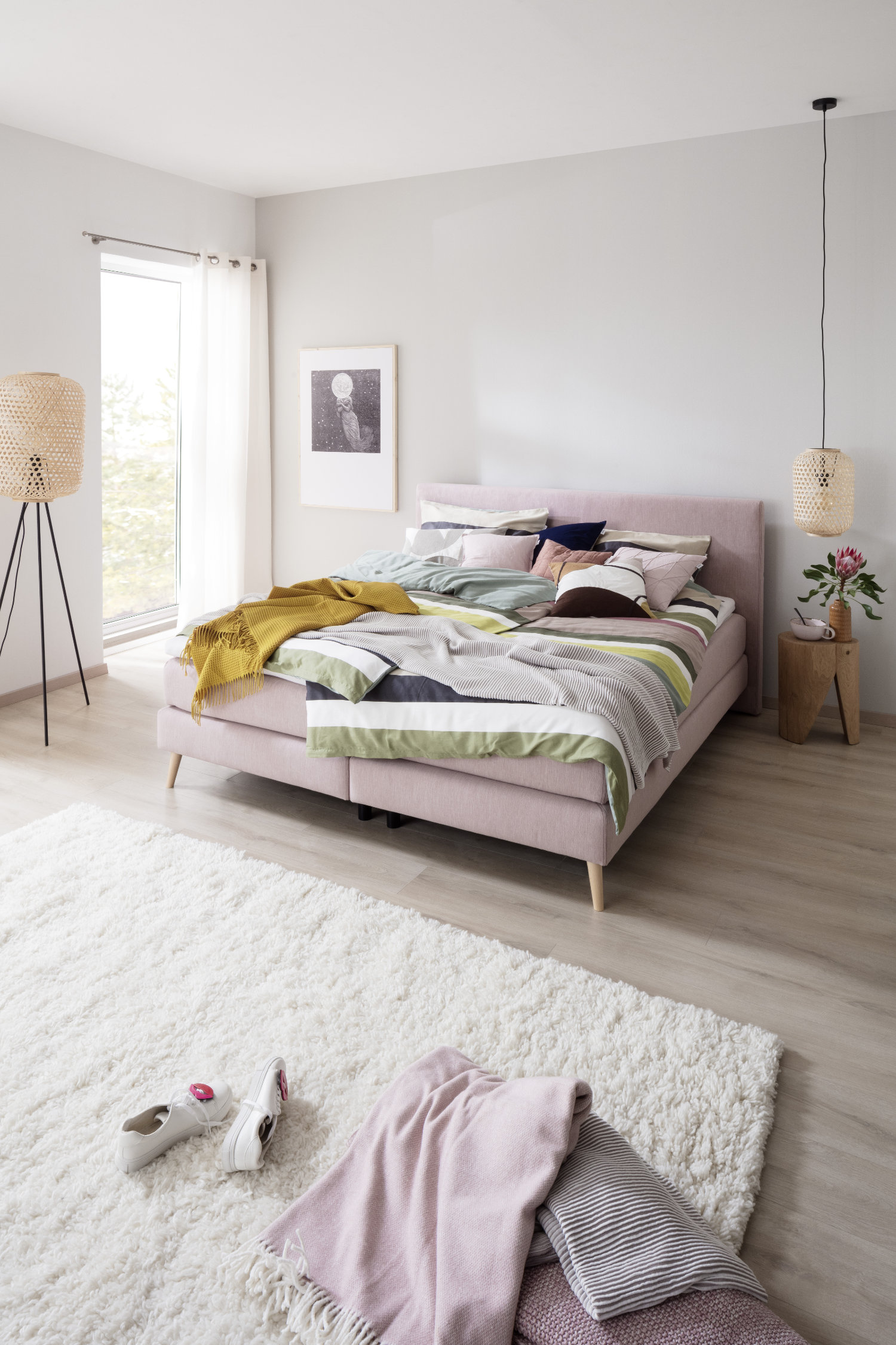 Helles Schlafzimmer mit rosa Boxspringbett SCHÖNER WOHNEN-Schlafzimmer
