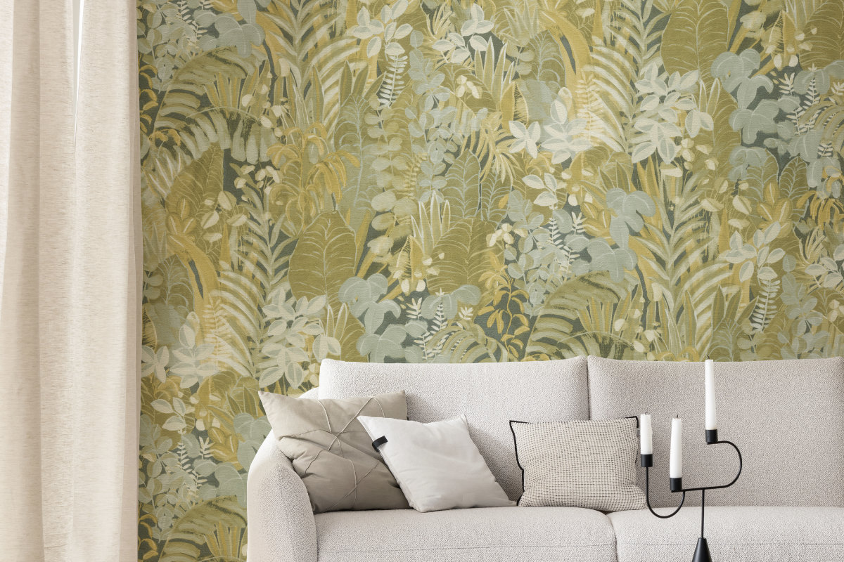 Wohnzimmer mit Vliesapete Botanical grün SCH;NER WOHNEN Kollektion Tapete