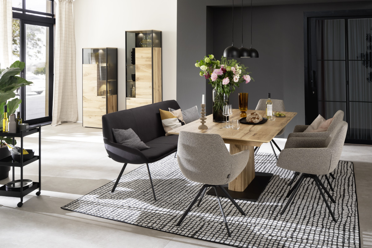Esstisch mit Holzplatte in hellblauem Zimmer SCHÖNER WOHNEN-Esstische