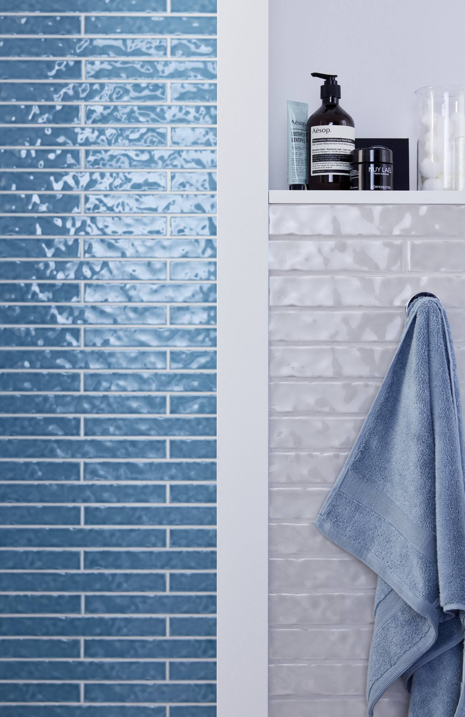 Badezimmer mit hellblauen und weißen Fliesen SCHÖNER WOHNEN-Badezimmer