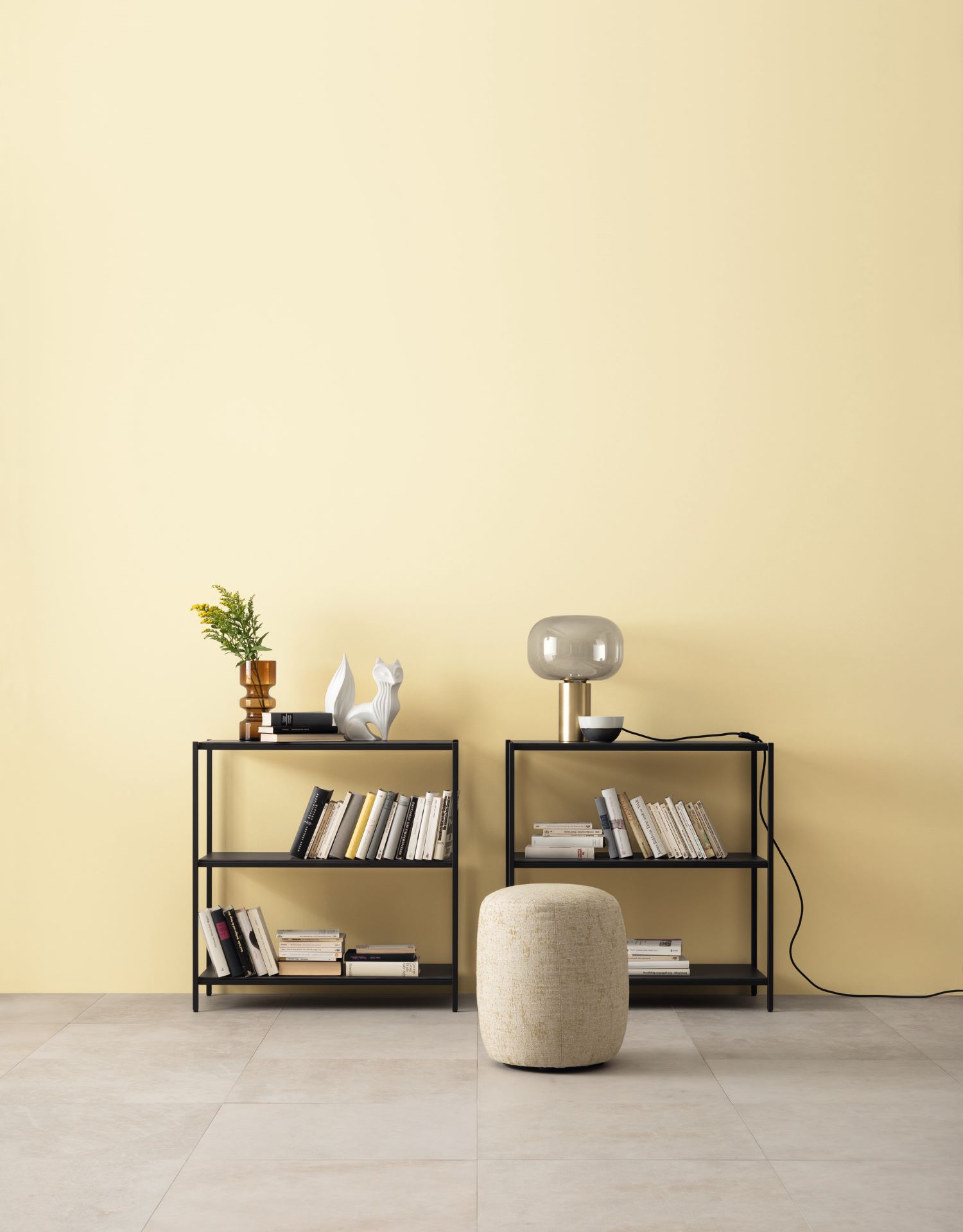 Helles Zimmer in champagnergelber Designfarbe SCHÖNER WOHNEN-Designfarbe