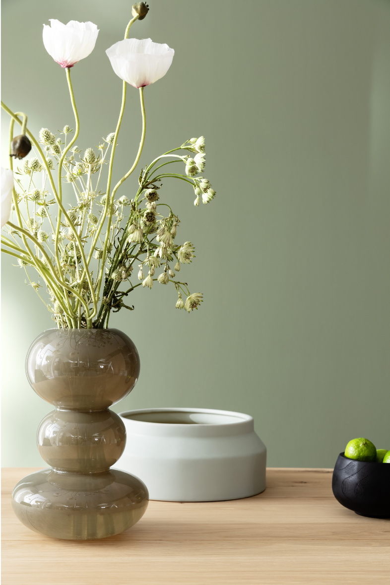 Vase mit Trendfarbe Olive im Hintergrund SCHOENER-WOHNEN-8 Ideen für den Frühling
