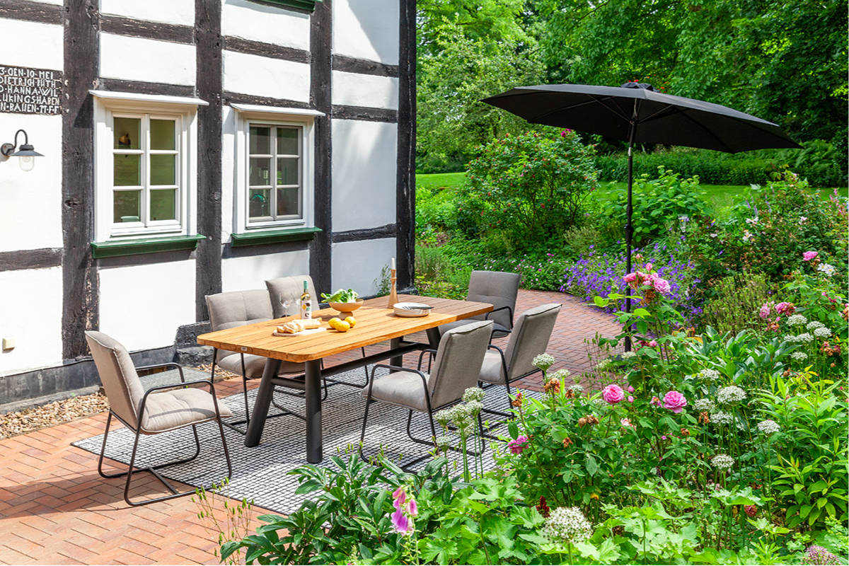 Esszimmer im Freien: Tisch SABA und Stühle FONTEIN SCHÖNER WOHNEN-Outdoor