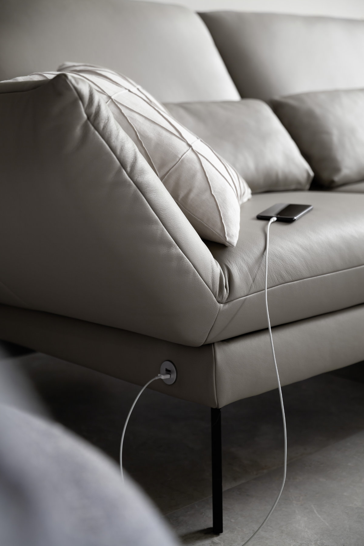 Detail: Sofa SPIN mit USB-Anschluss SCHÖNER WOHNEN-Sofas