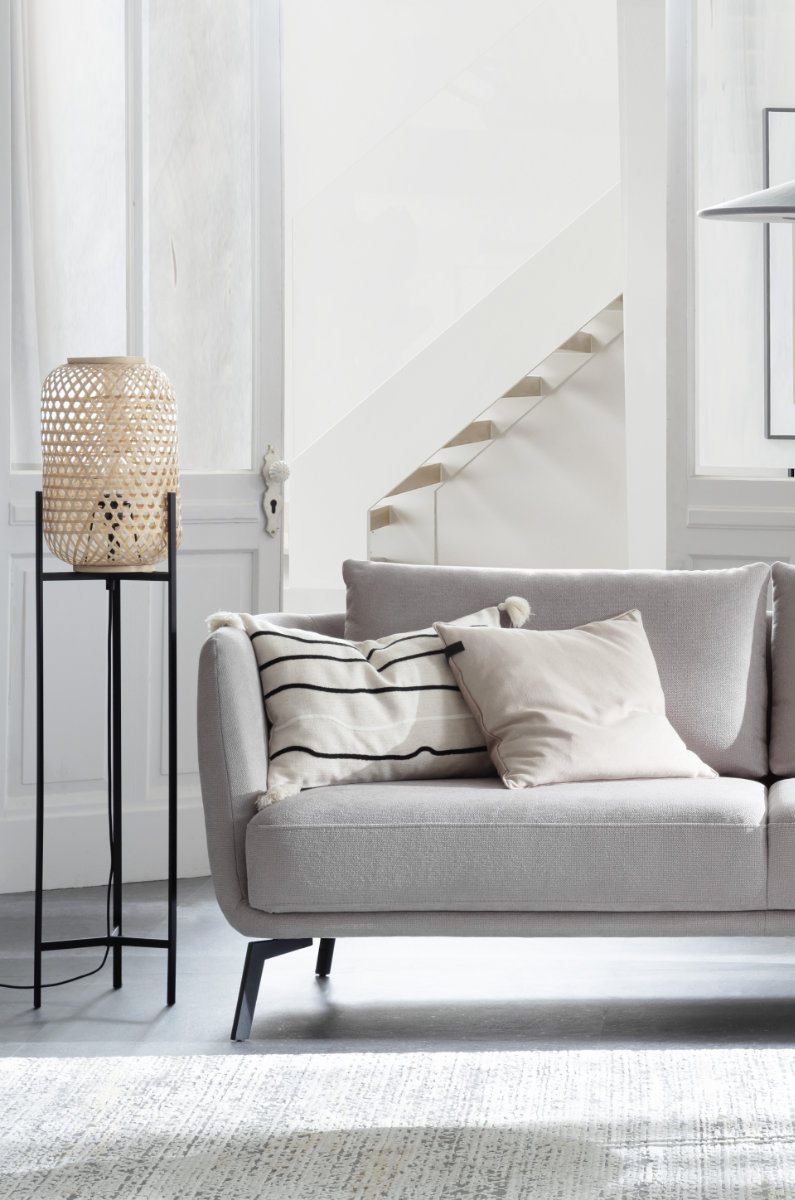Sofa PEARL in schlichtem Wohnzimmer mit Stehleuchte CALLA SCHÖNER WOHNEN-Sofas