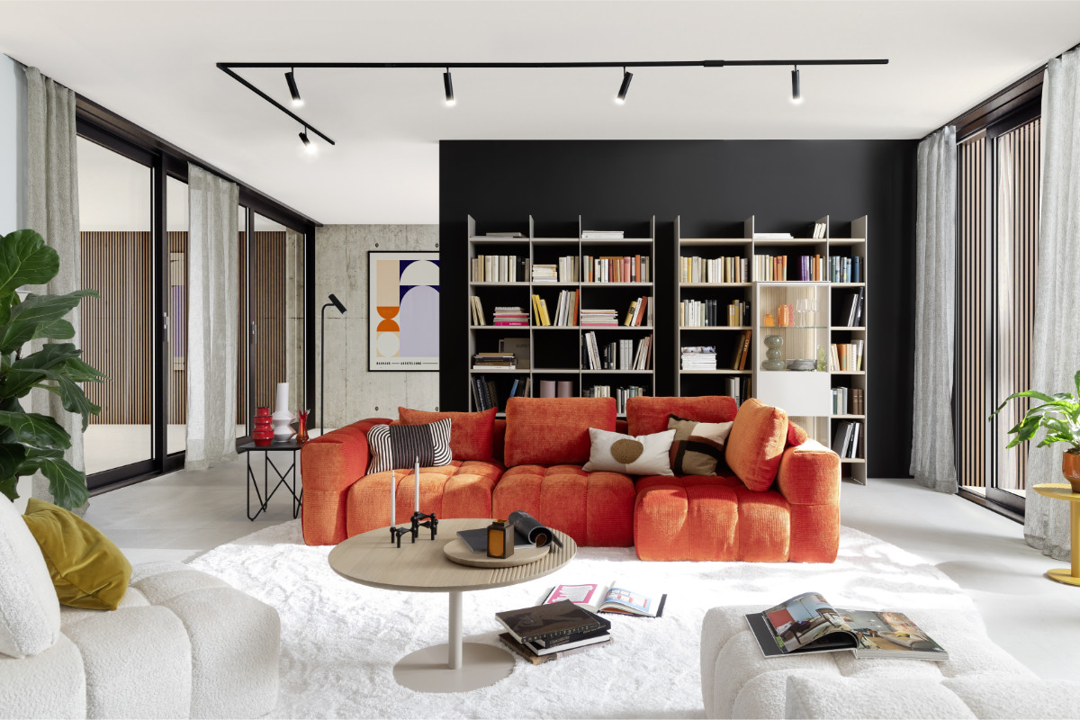 Wohnzimmer mit Orangenen Sofa SCHÖNER-WOHNEN-Möbel