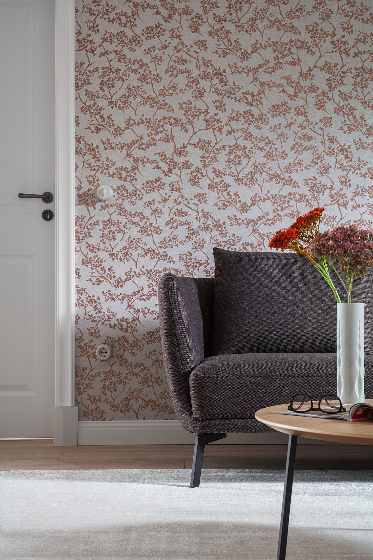 Wohnzimmer mit floraler Vliestapete SCHÖNER WOHNEN-Vliestapeten